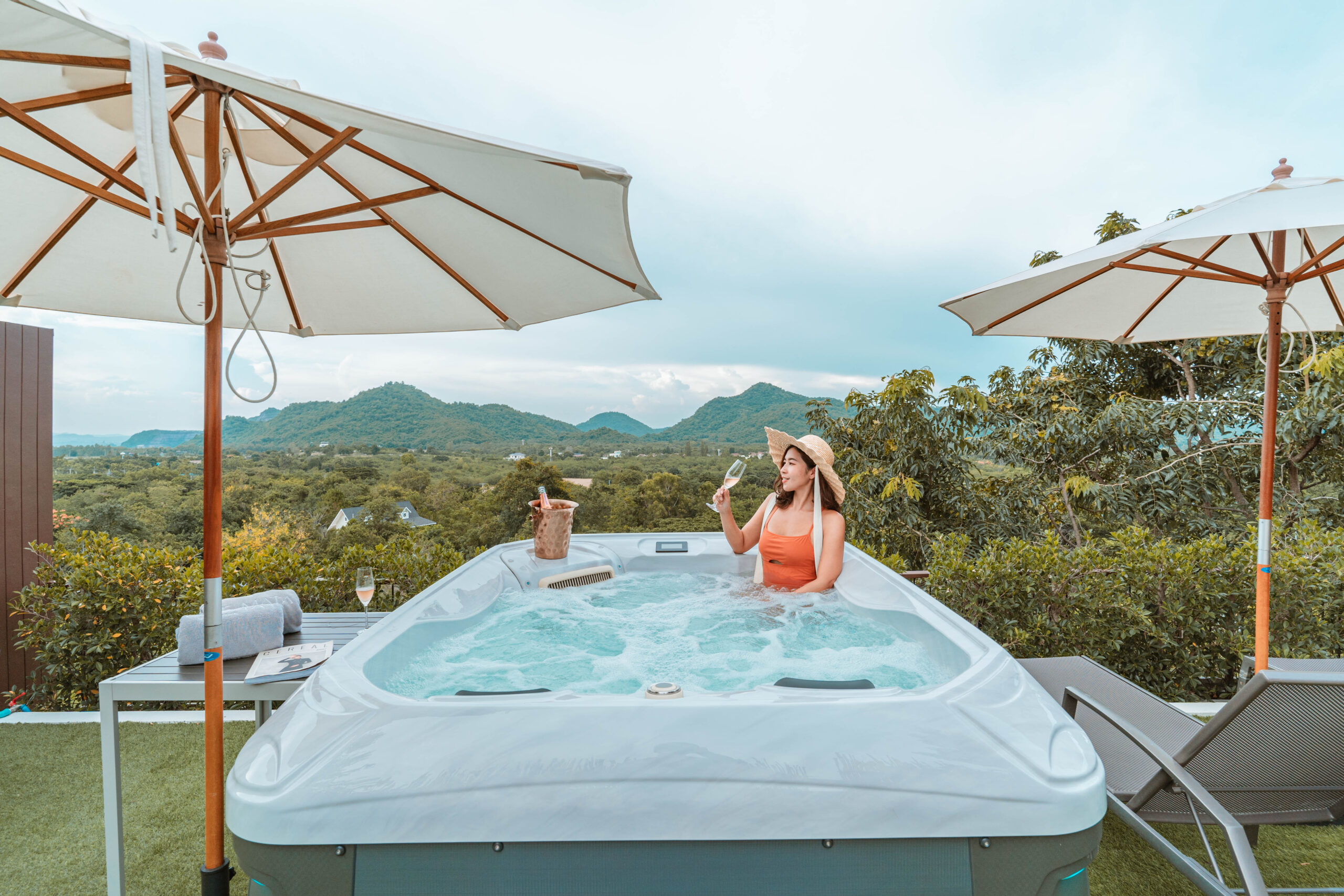 Outdoor Jacuzzi - Hillrock Residence